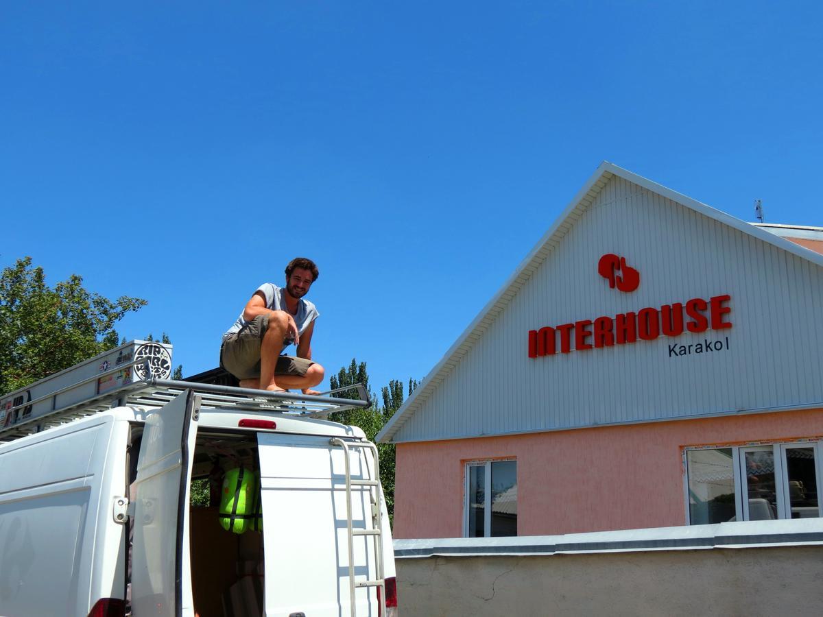 Interhouse Karakol Vandrarhem Exteriör bild