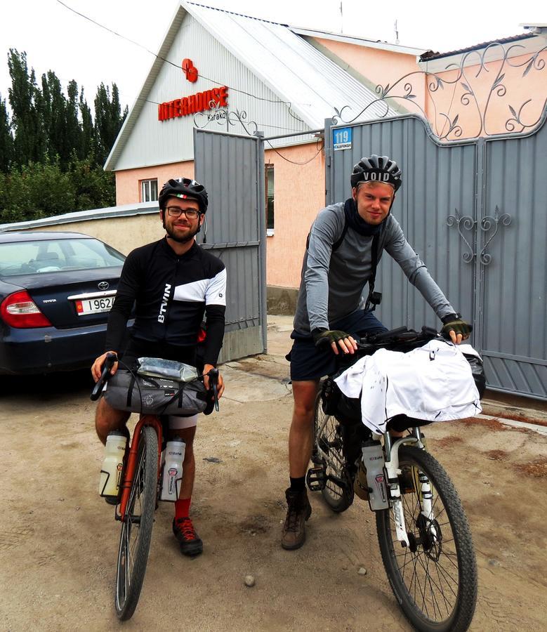 Interhouse Karakol Vandrarhem Exteriör bild